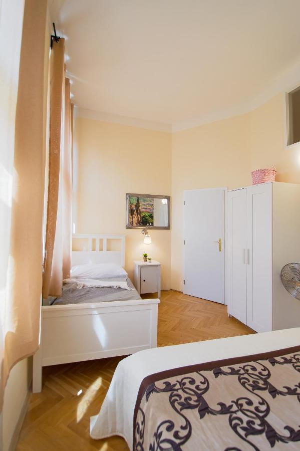 City Center Apartment Legerova Prag Exteriör bild